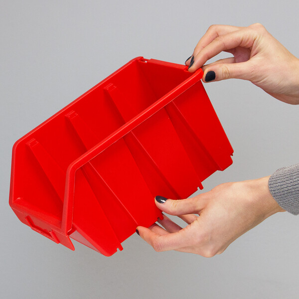 roter Materialflussbehlter 3,8 Liter und Stapelbox fr Werkzeugwnde
