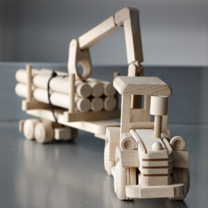 Holzauto, Waldfahrzeug mit Baumstämmen auf Anhänger, 50 × 7 × 16 cm