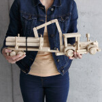 Holzauto, Waldfahrzeug mit Baumstämmen auf Anhänger, 50 × 7 × 16 cm