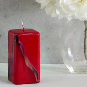 Quadratische 10 cm hohe Quaderkerze, Stumpenkerze in Weinrot