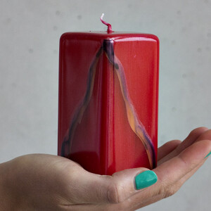 Quadratische 10 cm hohe Quaderkerze, Stumpenkerze in Weinrot