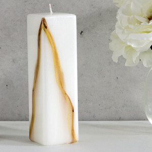 Elegante Tornado Hochzeitskerze in verwaschener Weißnuance