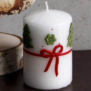 Kleine Stumpenkerze mit liebevollem Weihnachtsmotiv