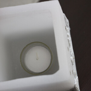 Weihnachtskerze, quadratischer Lampion mit einem Teelicht als Windlicht