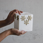 Wachs-Lampion mit Sterne und Glitzersteine in Weiß, Weihnachtskerze