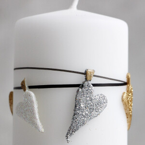 Kerze mit Herzen, Stumpenkerze als Dekoration zur Hochzeit