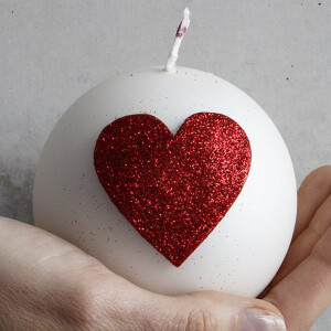 Hochzeitskerze, Kugelkerze mit rotem Herz als Liebesbeweis