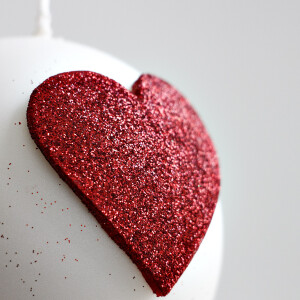 Hochzeitskerze, Kugelkerze mit rotem Herz als Liebesbeweis