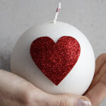 Hochzeitskerze, Kugelkerze mit rotem Herz als Liebesbeweis