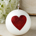 Hochzeitskerze, Kugelkerze mit rotem Herz als Liebesbeweis