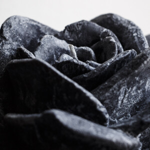 Trauerkerze Rosenblüte Schwarz – Stilvoller Duft fürs Gedenken