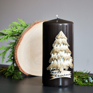 Dunkle Weihnachtskerze mit goldenem Weihnachtsbaum aus Wachs