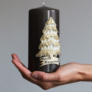 Dunkle Weihnachtskerze mit goldenem Weihnachtsbaum aus Wachs