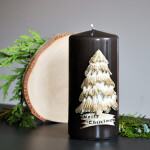 Dunkle Weihnachtskerze mit goldenem Weihnachtsbaum aus Wachs