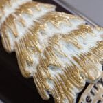 Dunkle Weihnachtskerze mit goldenem Weihnachtsbaum aus Wachs