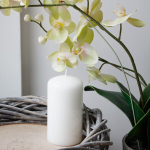 Weiße, glänzende Stumpenkerze im schlichten Design
