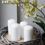 Weiße, glänzende Stumpenkerze im schlichten Design
