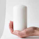 Weiße, glänzende Stumpenkerze im schlichten Design