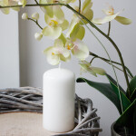 Weiße, glänzende Stumpenkerze im schlichten Design