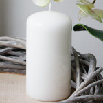 Weiße, glänzende Stumpenkerze im schlichten Design