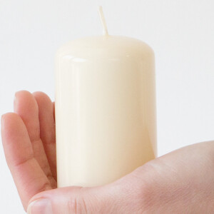 Kleine Stumpenkerze, Tafelkerze in Beige