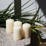Kleine Stumpenkerze, Tafelkerze in Beige