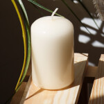 Kleine Stumpenkerze, Tafelkerze in Beige