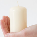 Kleine Stumpenkerze, Tafelkerze in Beige