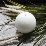 Weiße Kugelkerze Ø 8 cm – stilvoll & 30 h Brenndauer