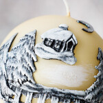 Kugelkerze zu Weihnachten, Weihnachtskerze mit Wachsmotiv