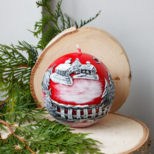 Stilvolle Kugelkerzen mit winterlichem Wachsmotiv