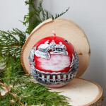 Stilvolle Kugelkerzen mit winterlichem Wachsmotiv