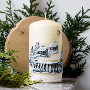Handgefertigte Weihnachtskerze im festlichen Gelb