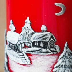 Zauberhafte Weihnachtskerze mit handgearbeitetem Wintermotiv