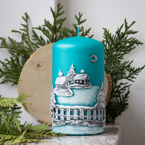 Dicke, türkise Stumpenkerze zu Weihnachten mit einem...