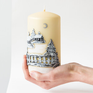 Langlebige Stumpenkerze mit liebevollem Winterdesign