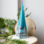 Türkise Pyramidenkerze mit Winterlandschaft