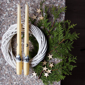 Leuchterkerzen zu Weihnachten mit Motiv aus Wachs, Spitzkerzen