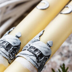 Leuchterkerzen zu Weihnachten mit Motiv aus Wachs, Spitzkerzen