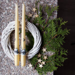 Leuchterkerzen zu Weihnachten mit Motiv aus Wachs, Spitzkerzen