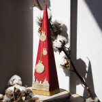 Pyramidenkerze mit 33 cm Höhe, Adventskerze mit goldenem Wachsmotiv