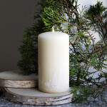 Stumpenkerze mit weißem Wintermotiv, Kranz- und Adventskerze