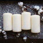 Stumpenkerze mit weißem Wintermotiv, Kranz- und Adventskerze