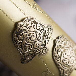 Weihnachtskerze, Stumpenkerze in typischer Gold-Metallic Weihnachtsfarbe