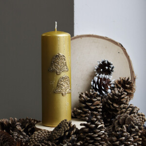 Weihnachtskerze, Stumpenkerze in typischer Gold-Metallic Weihnachtsfarbe