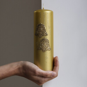 Weihnachtskerze, Stumpenkerze in typischer Gold-Metallic Weihnachtsfarbe