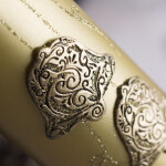 Weihnachtskerze, Stumpenkerze in typischer Gold-Metallic Weihnachtsfarbe