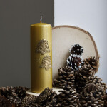 Weihnachtskerze, Stumpenkerze in typischer Gold-Metallic Weihnachtsfarbe