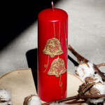 Große Weihnachtskerze aus Wachs mit goldenen Glocken, Stumpenkerze