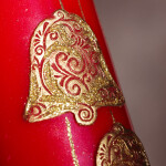 Große Weihnachtskerze aus Wachs mit goldenen Glocken, Stumpenkerze